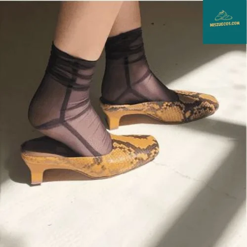 Calcetines Transparentes con Zuecos de Madera